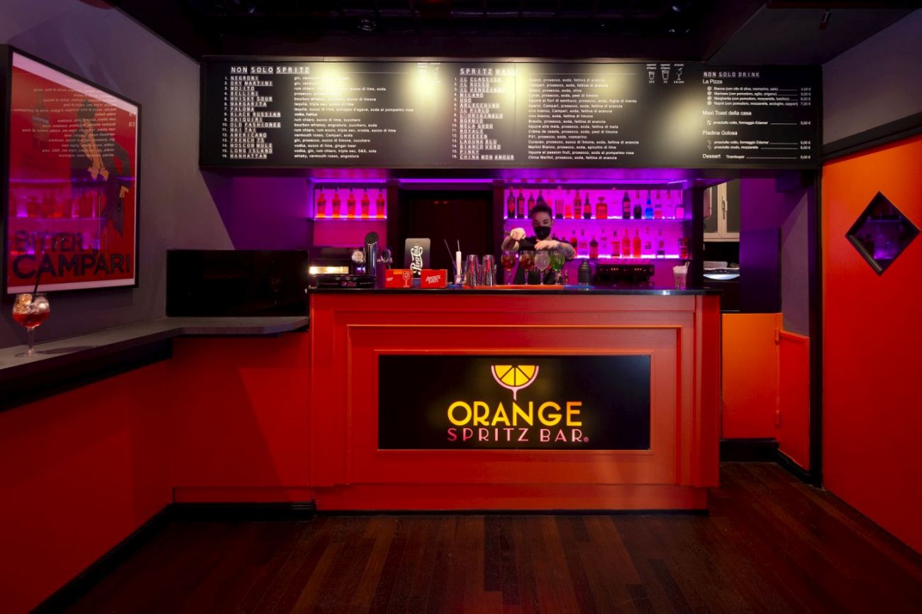 0.Orange Spritz Bar bancone e menù foto di Mauro Pomati b